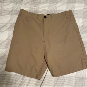 men’s khaki shorts